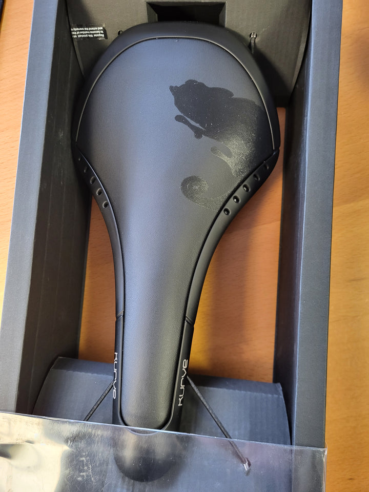 New Old Stock Fi’zi:k Kurve Chameleon Saddle – 7x9mm Oval Rails – Rare Find!